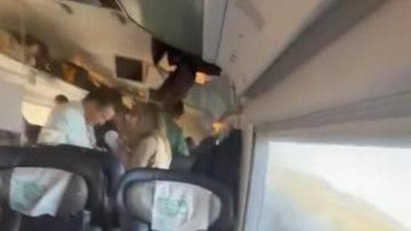 A bordo del treno dopo l'impatto: dai finestrini rottami degli altri vagoni