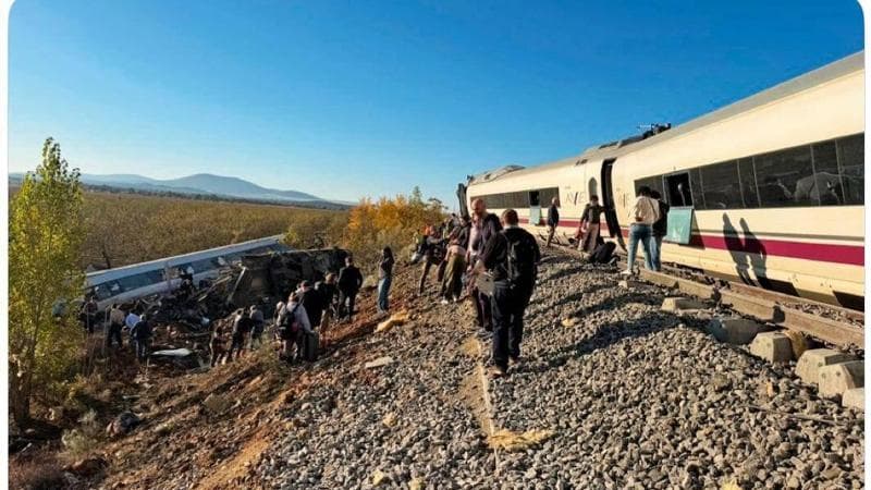 Disastro ferroviario in Spagna, 5 italiani sul treno: 4 in buone condizioni, una donna dispersa