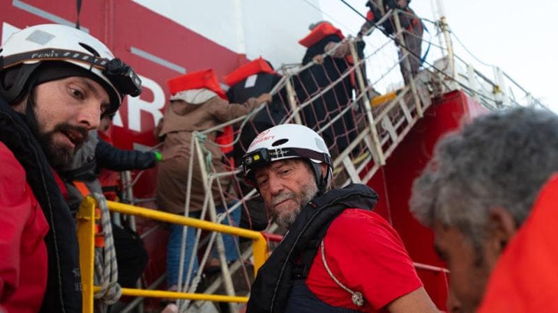 Migranti, Emergency salva 113 persone: fra i soccorritori anche il navigatore Giovanni Soldini