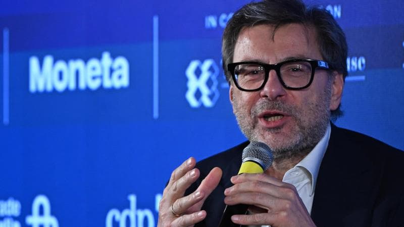 Manovra, la mossa di Giorgetti: 100 euro all’anno nel salvadanaio dei nuovi nati per la pensione