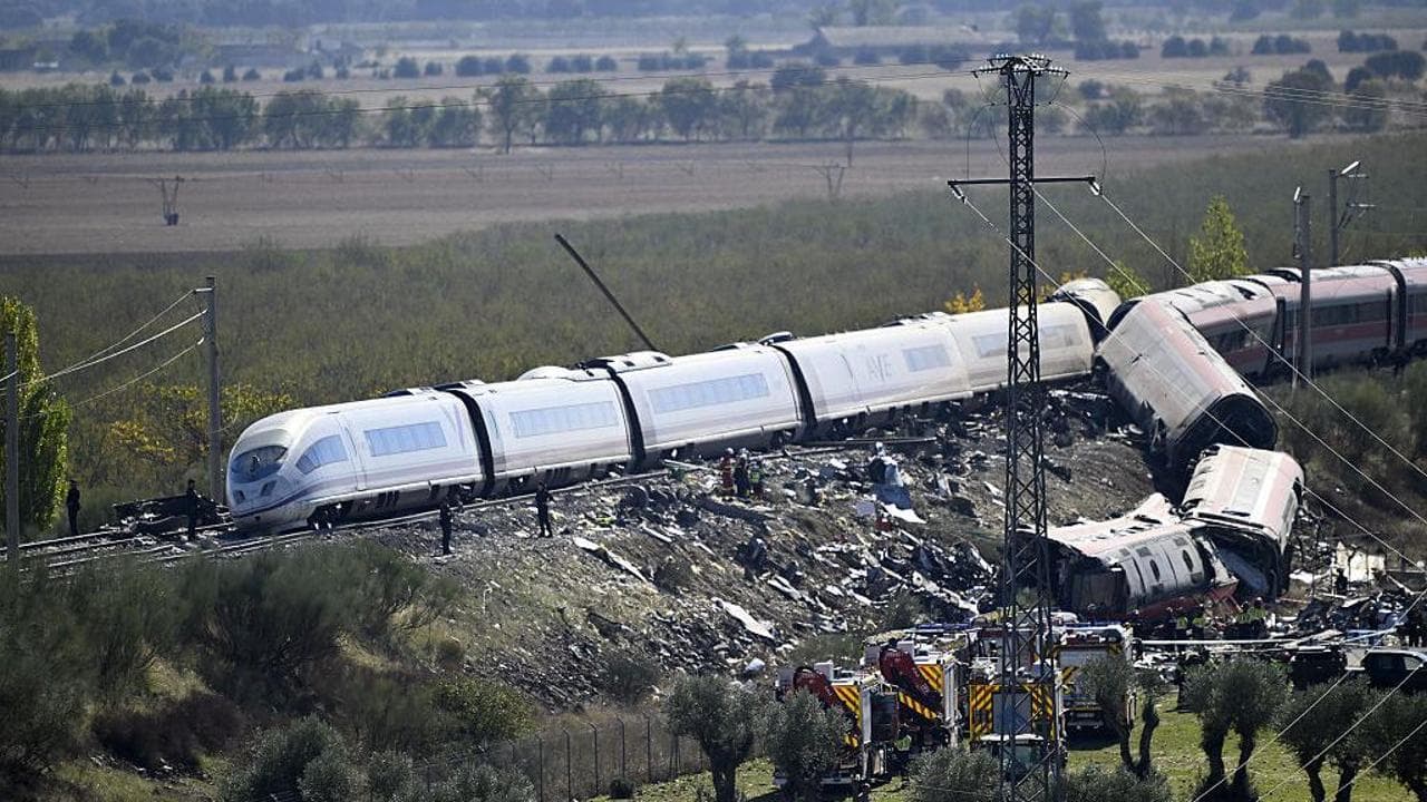 Scontro tra due treni dell’alta velocità, almeno 68 morti. Ipotesi: errore umano dopo guasto tecnico | Dispersa un'italiana, altri quattro stanno bene