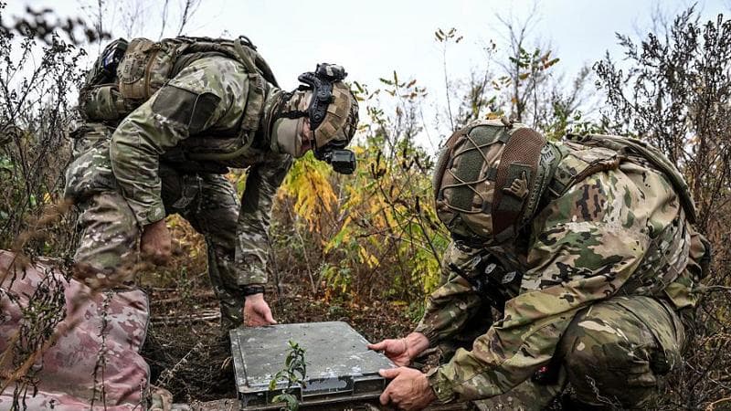 Ukranian soldiers set up a Starlink satellite communication terminal at a combat position in the Donetsk region, Ukraine (October 2026)