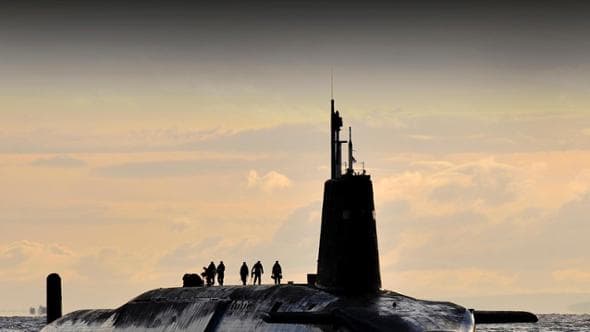 Regno Unito, tre sottomarini nucleari su quattro in missione. I media: “Inusuale”. Ma c’è un perché