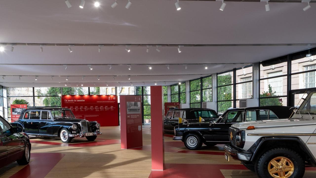 Un secolo di Papamobile Mercedes-Benz: ai Musei Vaticani la mostra che celebra la collaborazione