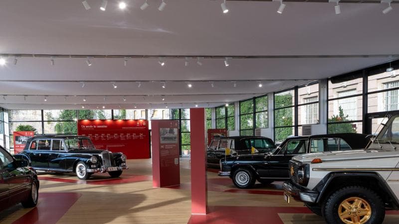 Un secolo di Papamobile Mercedes-Benz: ai Musei Vaticani la mostra che celebra la collaborazione