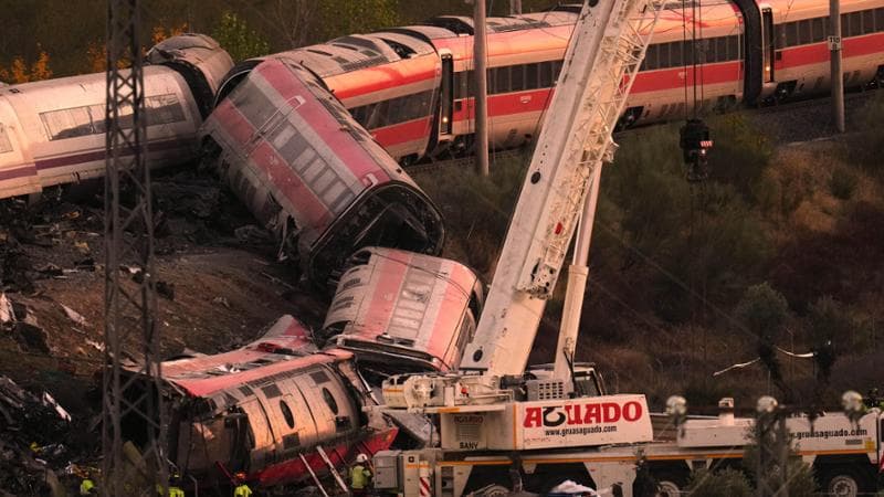 Scontro tra treni in Spagna 68 morti, disperse tre italiane “È stato un errore umano”