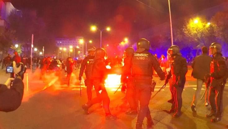 Scontri tra gruppi di estrema destra e polizia durante le proteste per la strage ferroviaria