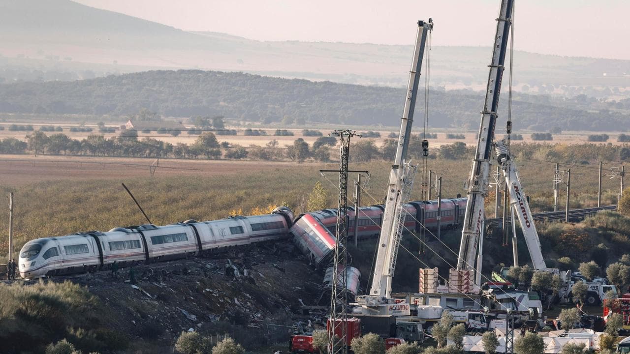 Disastro ferroviario in Spagna, ritrovata una delle tre disperse italiane: sta bene. Si aggrava il bilancio delle vittime: 69 i morti