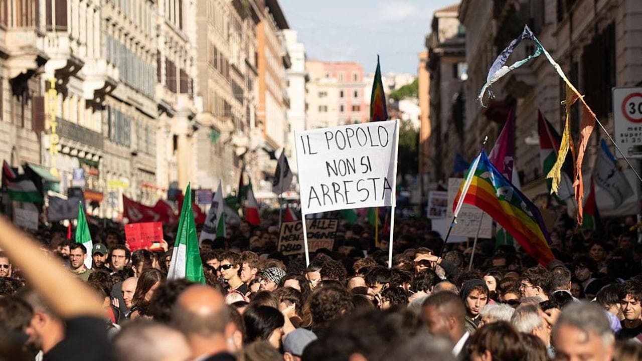 Un nuovo venerdì di protesta: cortei in tutta Italia. Colosseo blindato, a Milano centro off limits | Chi si ferma per gli scioperi