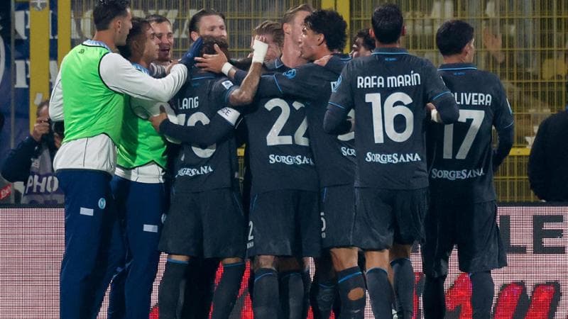 De Breyne festeggiato dai compagni dopo il gol a Monza
