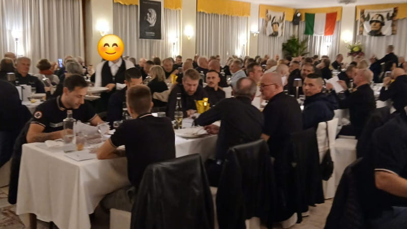 Camicie nere e foto del Duce alla cena per la Marcia su Roma con militanti FdI, Lega e vannacciani