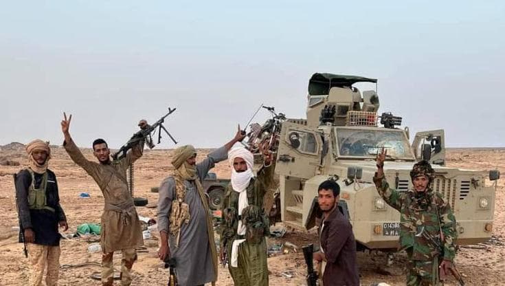 Miliziani tuareg accanto a un veicolo russo distrutto nel Mali