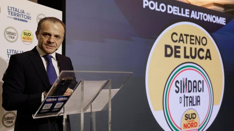 Sud Chiama Nord presenta il simbolo. Cateno De Luca: “Disponibili a candidare Renzo Bossi”