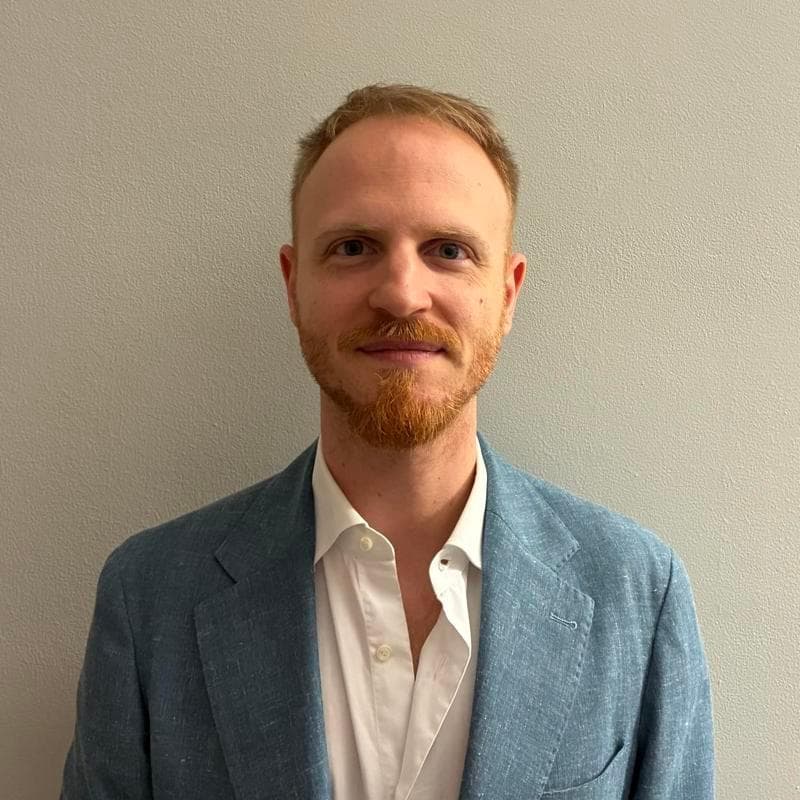 Ricercatore allo IAI, Luca Cinciripini ha conseguito un dottorato presso l’Università Cattolica di Milano con una tesi sull’interazione tra Ue e Nato nel regime europeo di difesa. In precedenza ha svolto soggiorni di ricerca presso lo University College London (Ucl) e l’Università di Edimburgo. Si è laureato in Giurisprudenza presso la Luiss Guido Carli e ha poi ottenuto un Master di I livello in International Relations presso l’Alta Scuola di Economia e Relazioni Internazionali (Aseri) dell’Università Cattolica. I suoi interessi di ricerca includono la Politica estera e di sicurezza dell’Ue, i rapporti tra organizzazioni internazionali nel settore della difesa euro-atlantica, i rapporti tra Ue e Regno Unito in ambito di difesa e sicurezza, il terrorismo internazionale e la sicurezza climatica. Foto gentilmente fornita dall’autore