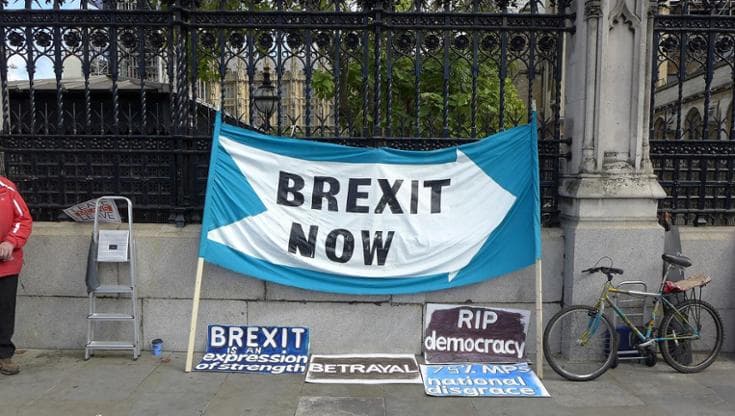 Pro-Brexit banners outside the British Parliament, 26 September 2019. Author: ChiralJon. Source: https://www.flickr.com/photos/69057297@N04/48797845046/