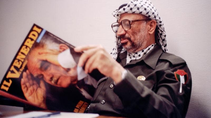 Yasser Arafat reading *Il Venerdì* in his bunker in Tunis, 1988 (Mimmo Chianura / Agf)