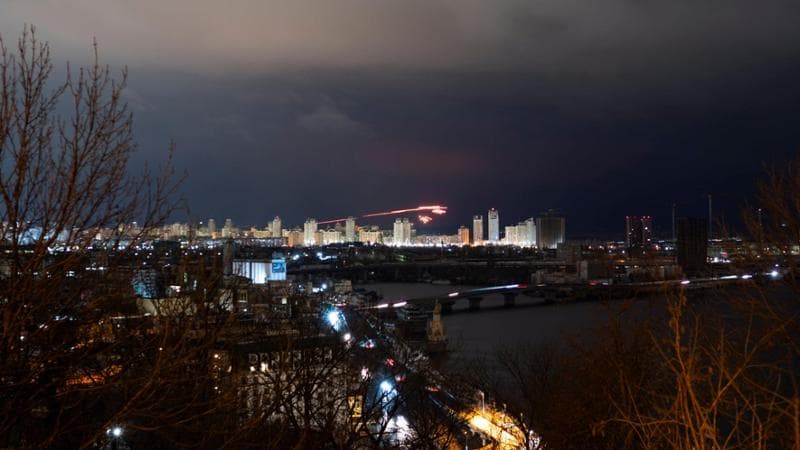 Guerra Ucraina - Russia, le news di oggi. Missili su Kiev, un morto. Zelensky sospende attacchi a raffinerie russe su pressione di Trump