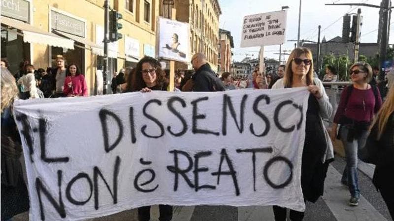 No a riarmo e carovita. Cortei in cinquanta città: “Isoleremo i violenti”