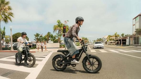 Sembra una moto naked, ma è una e-bike con un’autonomia di oltre 80 chilometri