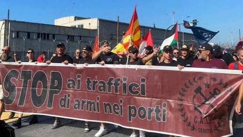 Armi, la logistica e le rotte mondiali della filiera bellica: i passaggi silenziosi anche in Italia