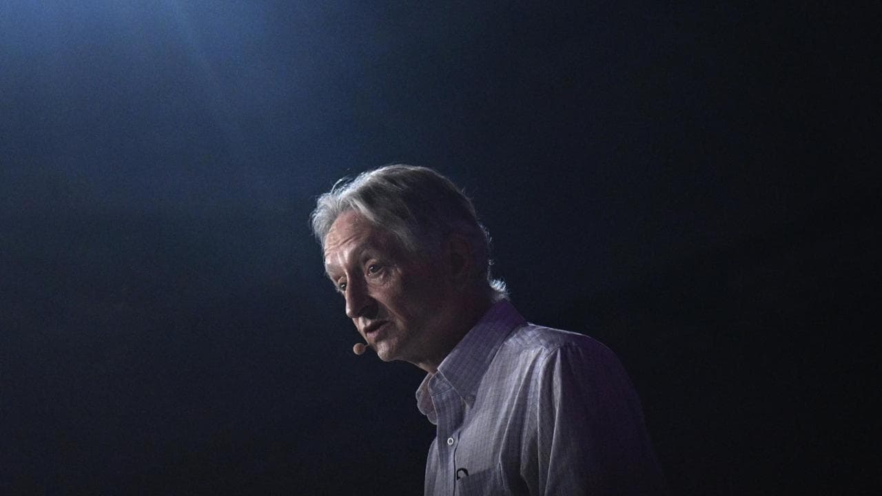 Il Nobel Geoffrey Hinton: “L’intelligenza artificiale è già un altro  essere”