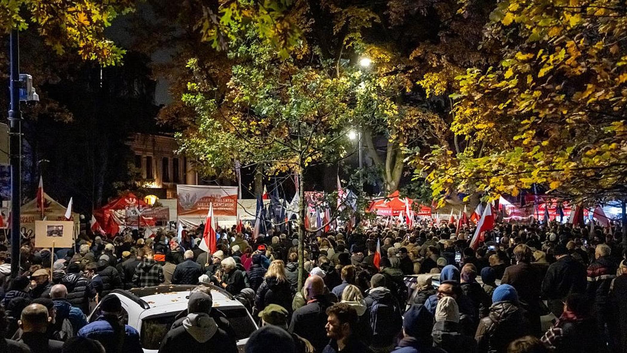 polonia sospeso il presidente della corte costituzionale manifestanti in strada tensioni con le forze di sicurezza da Repubblica.it polonia sospeso il presidente della corte costituzionale manifestanti in strada tensioni con le forze di sicurezza
