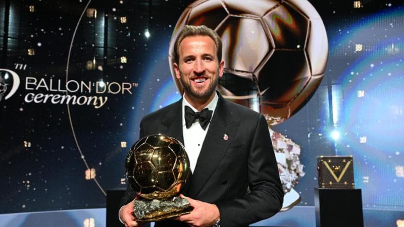 Harry Kane con il Pallone d'oro