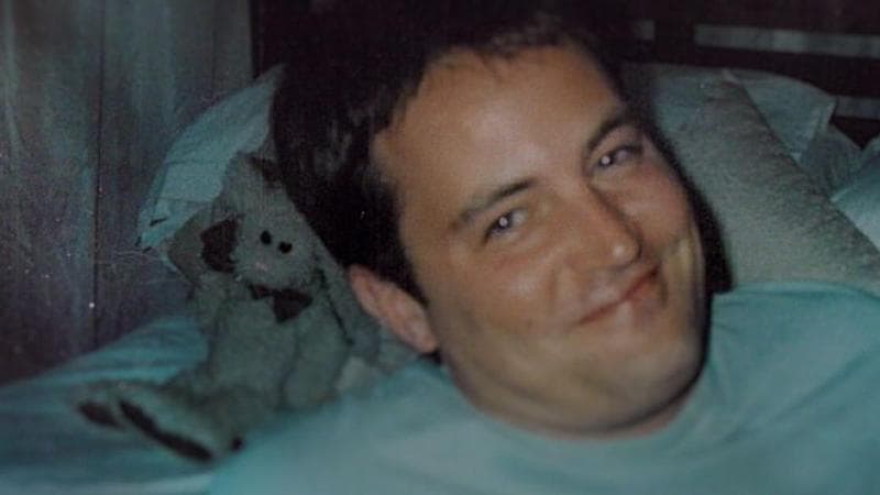Matthew Perry, il doc sulla star di “Friends”. Gli amici, la famiglia, il successo, le difficoltà