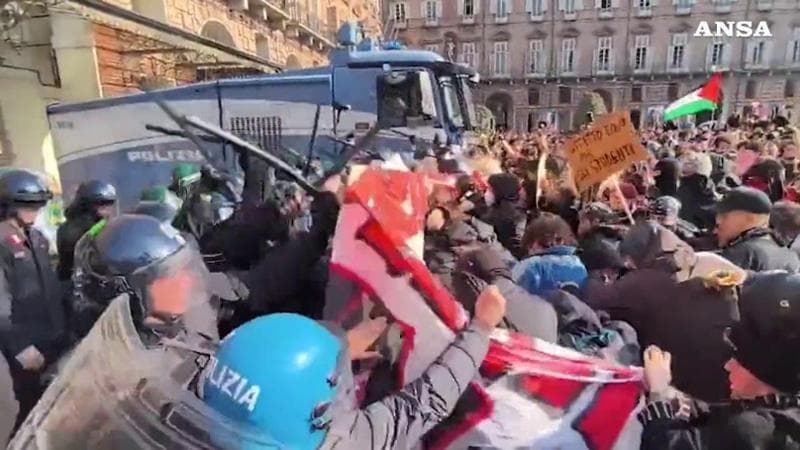 Cortei, 60 perquisizioni in 23 città italiane: “Contro chi ha incitato alla violenza sui social”