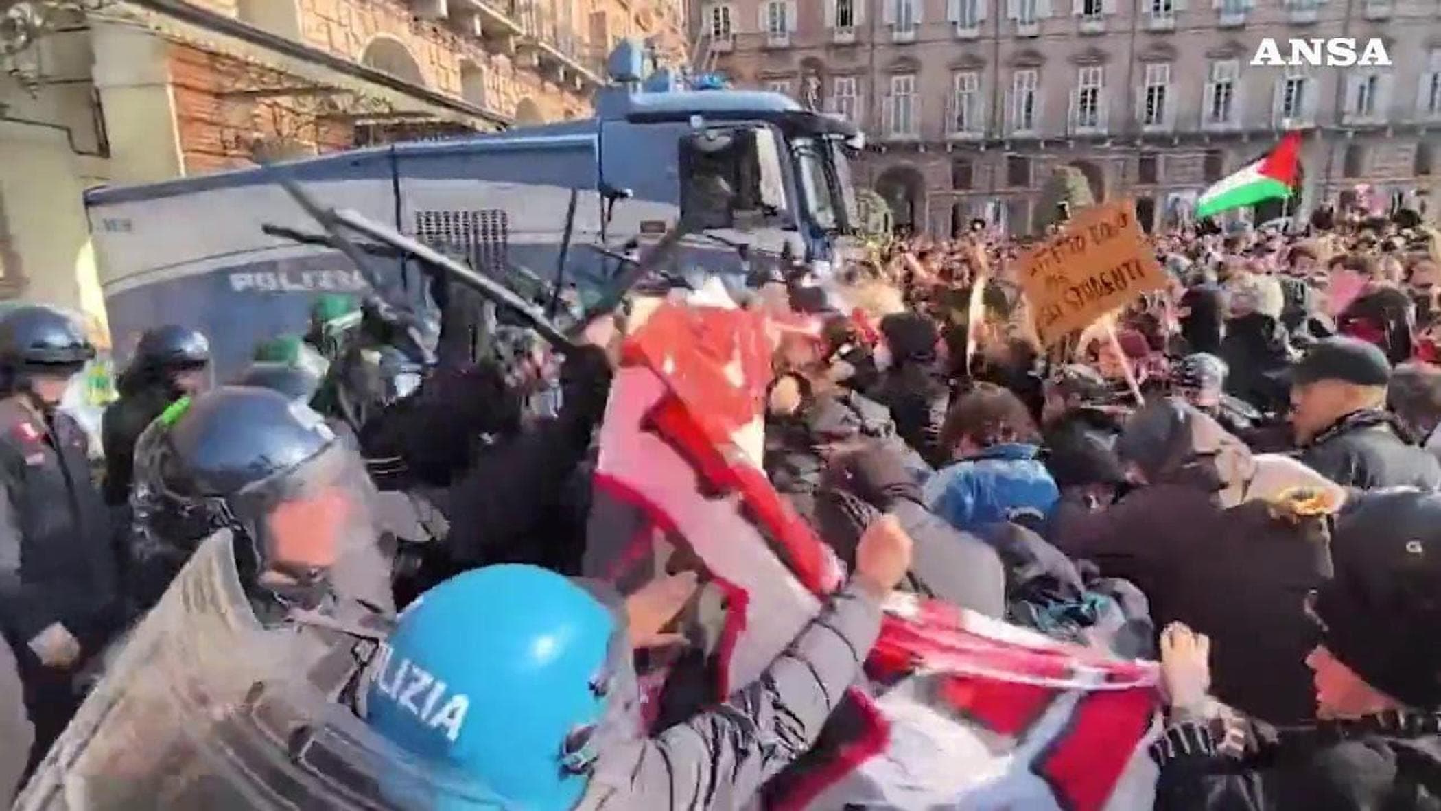 cortei 60 perquisizioni in 23 citt224 italiane da Repubblica.it cortei 60 perquisizioni in 23 citt224 italiane