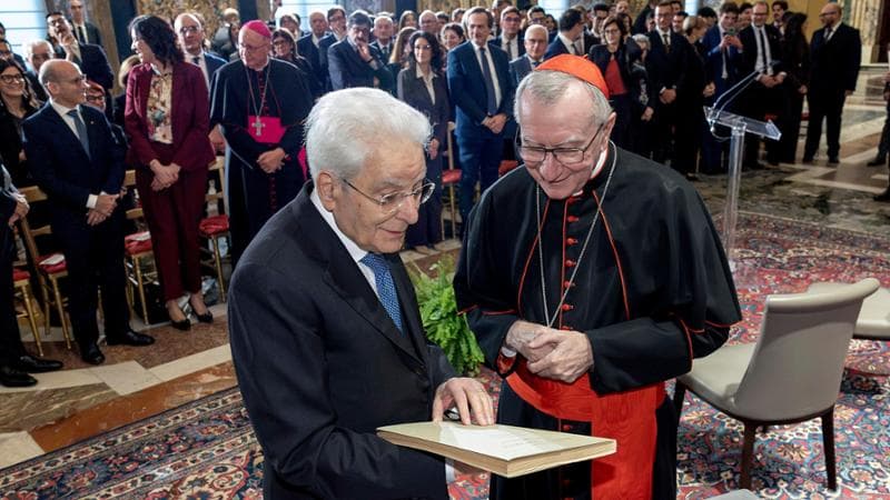 Il presidente Sergio Mattarella con il cardinale Pietro Parolin al termine dell'incontro oggi al Quirinale