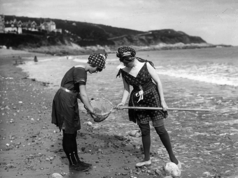 Cuffia, ombrellone, secchiello: il mare di una volta negli scatti vintage -  la Repubblica