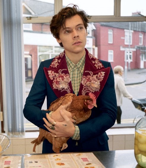 Harry Styles in vestaglia e calzino rosa firmato Gucci | Lookdavip.it