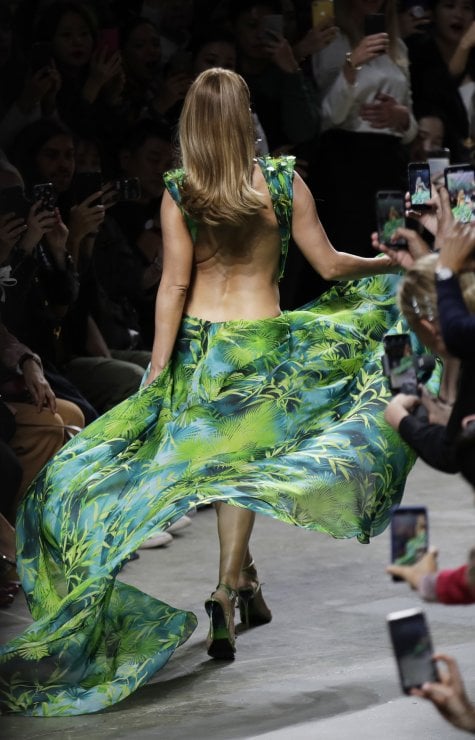 Jennifer Lopez e il jungle dress Versace: storia di un connubio perfetto -  la Repubblica