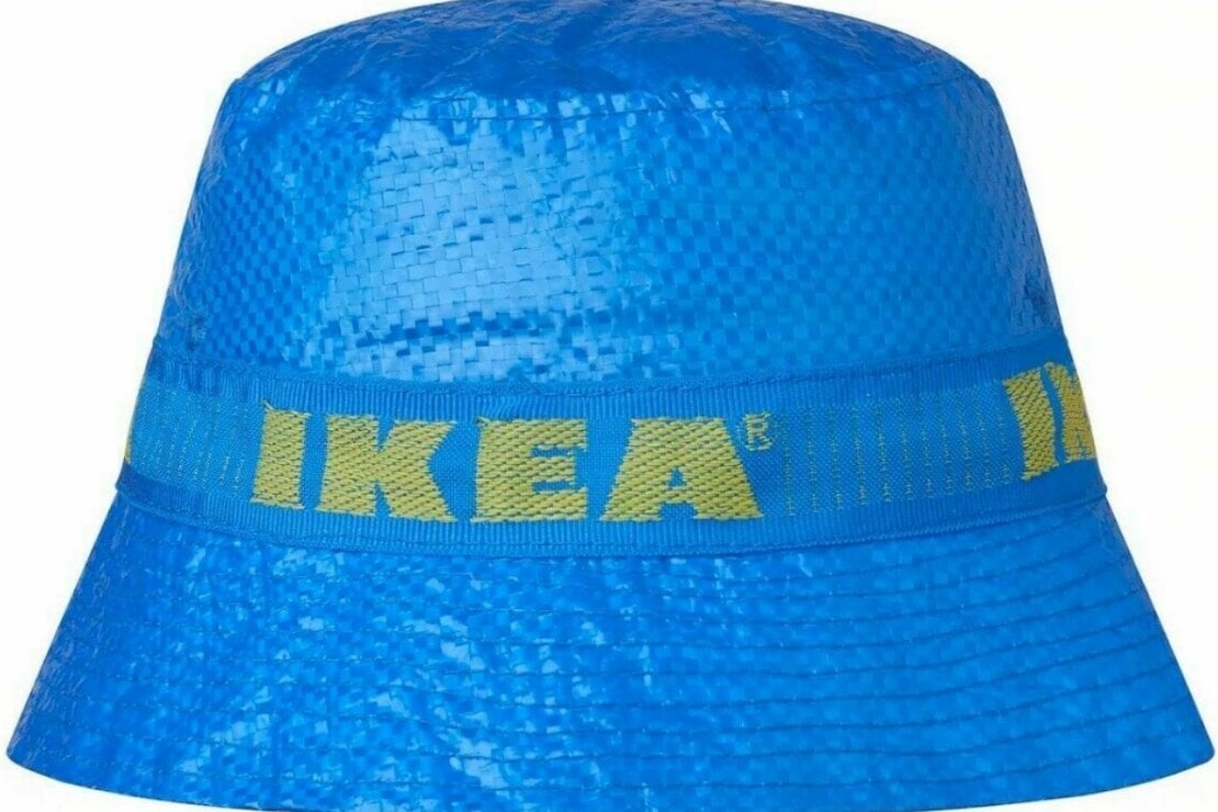 Il cappello da pescatore fatto con le buste Ikea è gia un must have - la  Repubblica