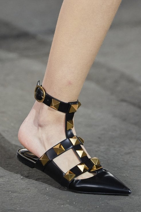 Scarpe primavera 2021: basse e con lacci alla caviglia in total black - la  Repubblica