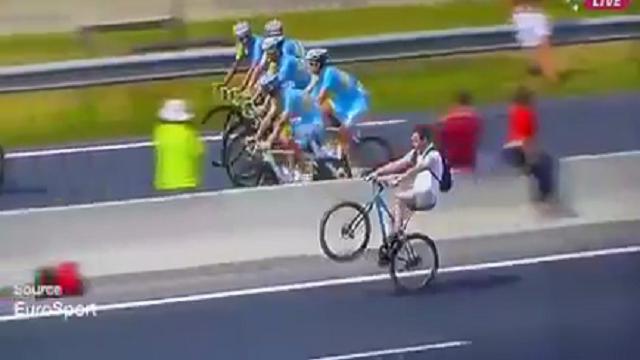 Tour de France, impennata per seguire Nibali: il fan ruba la scena - la  Repubblica