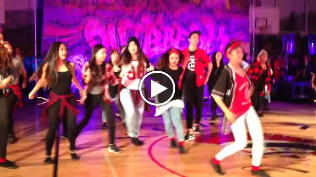 Insegnante va in pensione a 60 anni, il ballo hip-hop d 