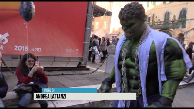 Lucca Comics, come in un fumetto: Hulk e Iron Man si sfidano in piazza ...