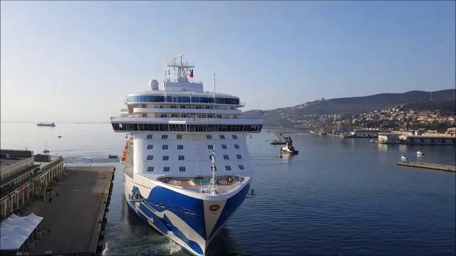 Nave Majestic Lascia Trieste Fuochi D artificio Applausi E Sirene 