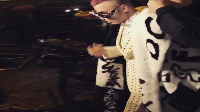 Sfera Ebbasta arriva in carrozza all'Arena di Verona | Radio Deejay