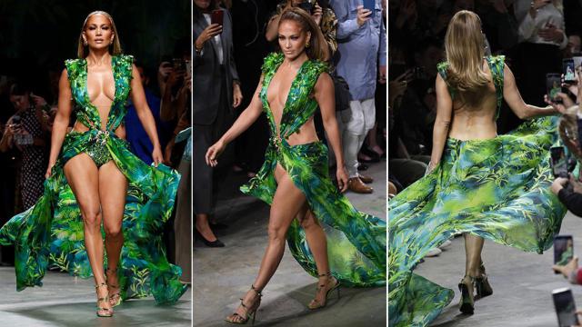Jennifer Lopez splendente a 50 anni per Versace con il \