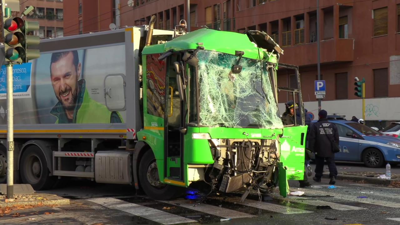 Scontro tra bus e camion rifiuti a Milano, diversi i feriti - La Stampa
