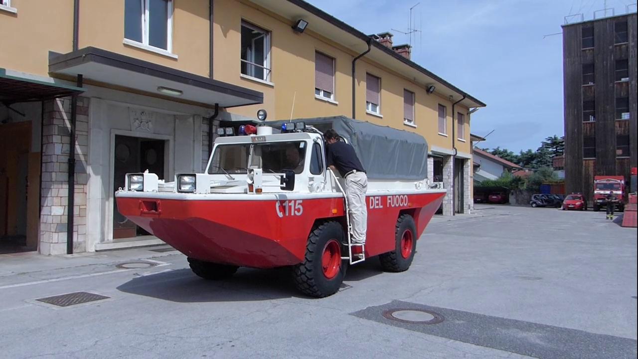 A Gorizia dopo 47 anni va in pensione l'anfibio in stile James Bond - Il  Piccolo