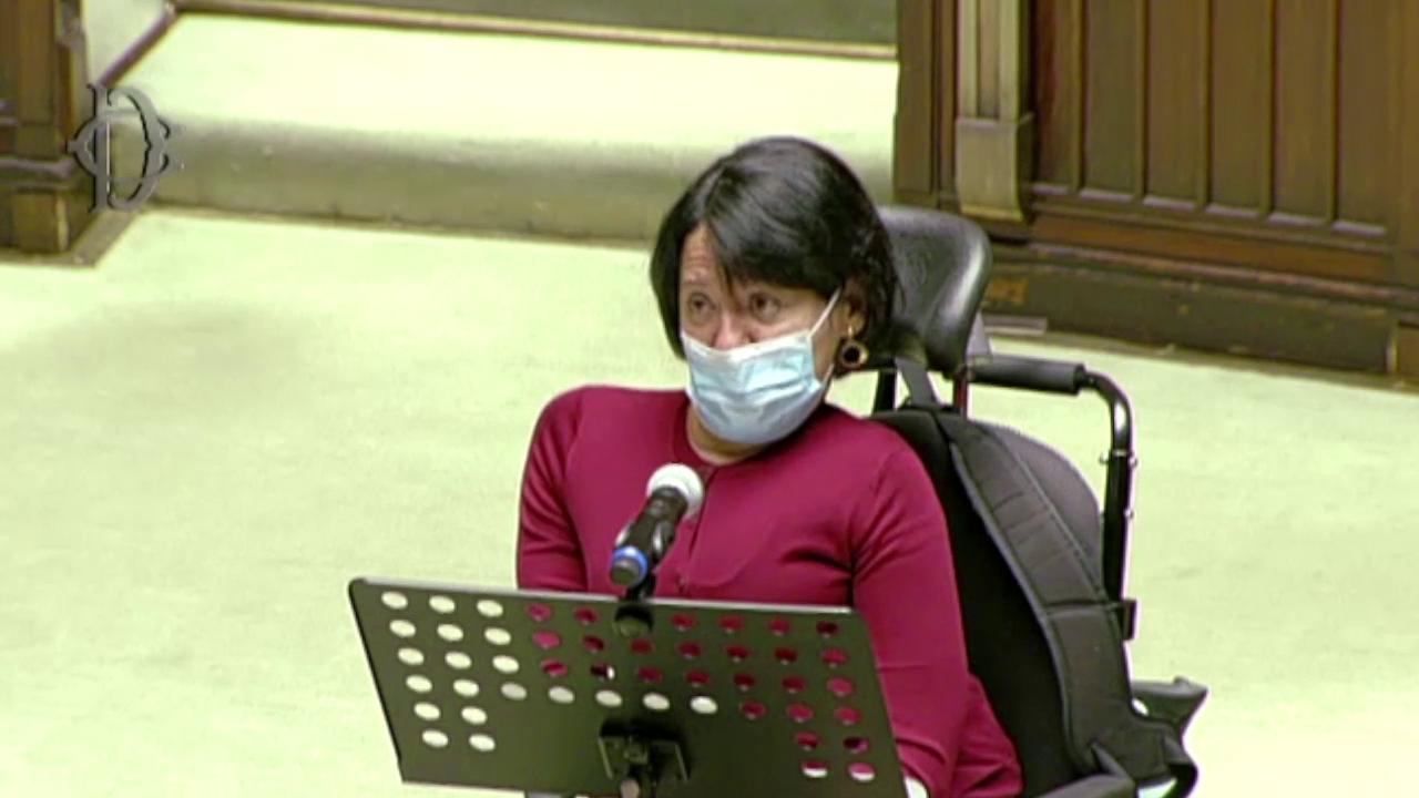 Camera, il monito della deputata Lisa Noja: "Se tengo io la mascherina,  potete farlo tutti" - la Repubblica