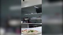Gogna social per Salvatore Lionello: "C'è un topo in pizzeria". Ma è una bufala