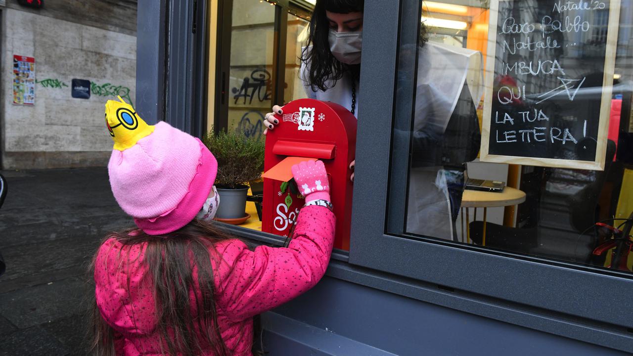 La cassetta delle lettere per Babbo Natale è a Porta Palazzo - La Stampa