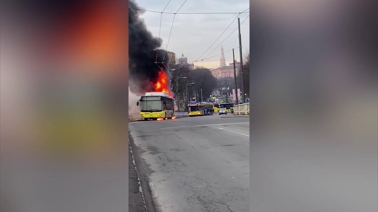 Modena, incendio di un bus a metano sul cavalcavia Mazzoni - Gazzetta di  Modena