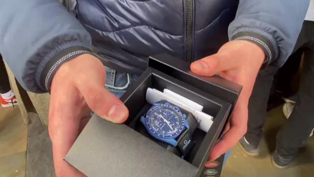 In coda da mezzanotte per prendere l'ultimo Swatch, torno a casa  soddisfatto\