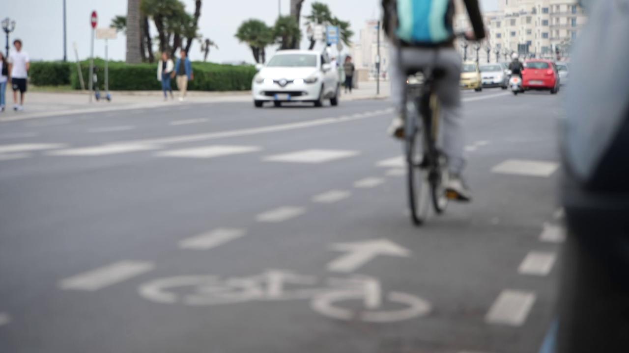 Bari a misura di bicicletta, è il primo capoluogo del Sud 'bike friendly'.  E nel 2022 in 1.500 vanno al lavoro in bici con il rimborso del Comune - la  Repubblica